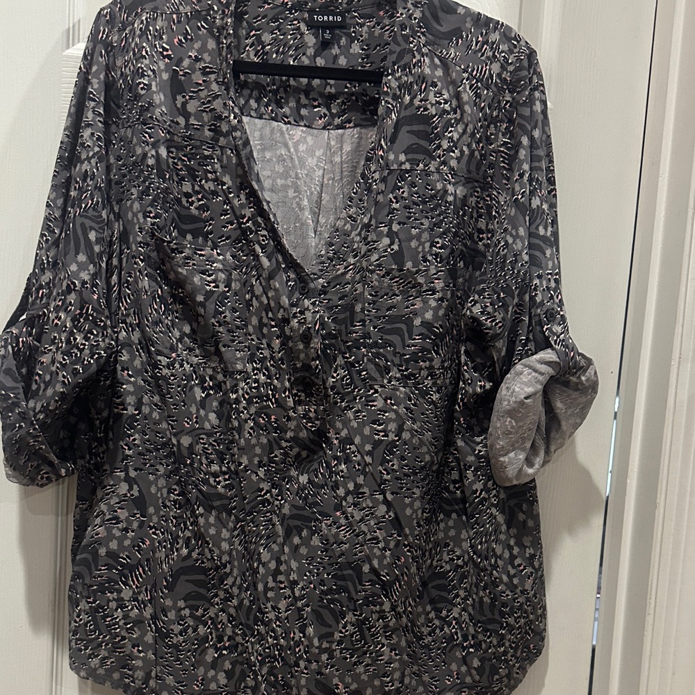 Chic Black Patterned Blouse - image 3
